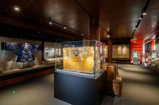 国宝南迁·百年回眸特展震撼开幕,故宫文物重述烽火守护传奇