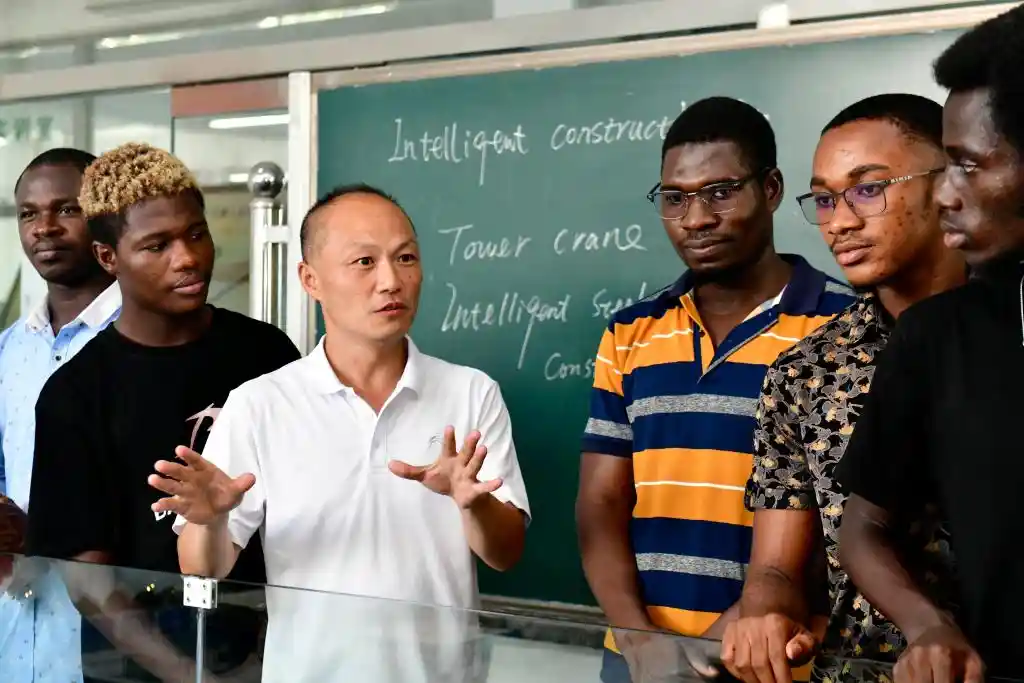 她力量点燃全球议程——专访加纳总统马哈马解读北京世妇会深远影响