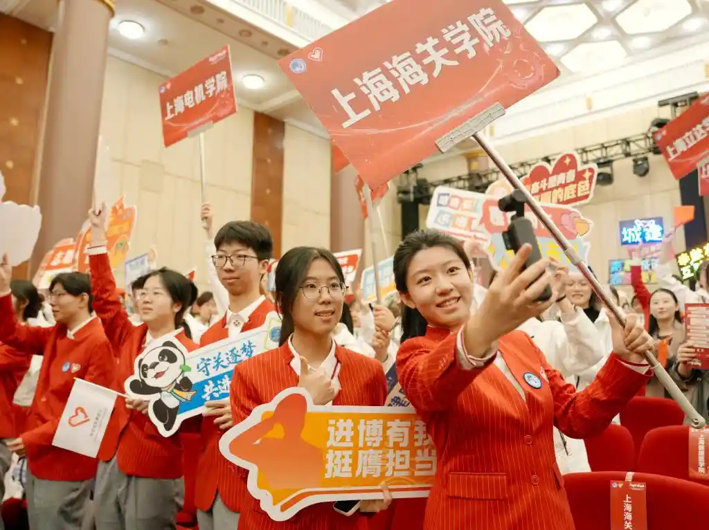 青春誓言闪耀进博会,志愿之光点亮未来