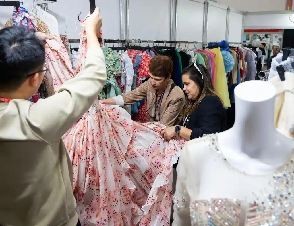 中国时尚闪耀枫叶之国：服装纺织巨头惊艳亮相加拿大采购展