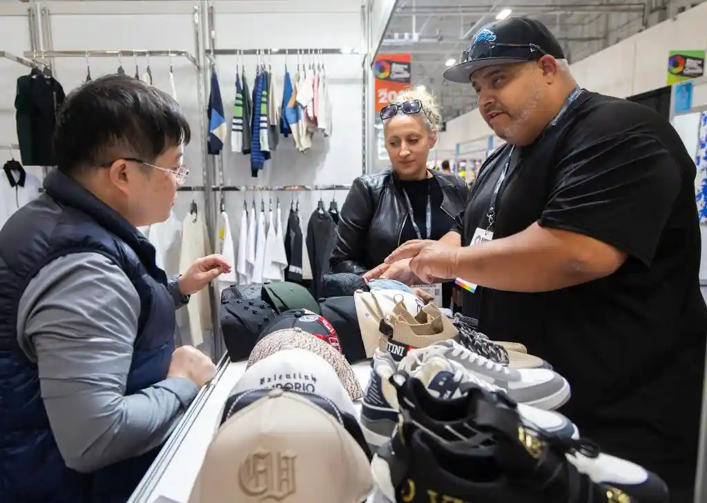 中国时尚闪耀枫叶之国：服装纺织巨头惊艳亮相加拿大采购展