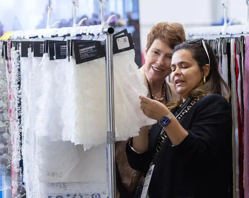 中国时尚闪耀枫叶之国：服装纺织巨头惊艳亮相加拿大采购展