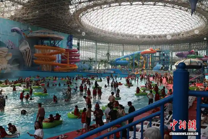 戈壁滩上演水上奇缘，假日旅行新玩法引爆热潮