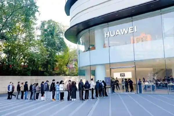 华为Mate 80系列震撼开售！线上秒光线下排长龙，科技热潮席卷全国