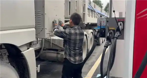 华为超充实测震撼登场:三枪同充功率逼近1340kW!