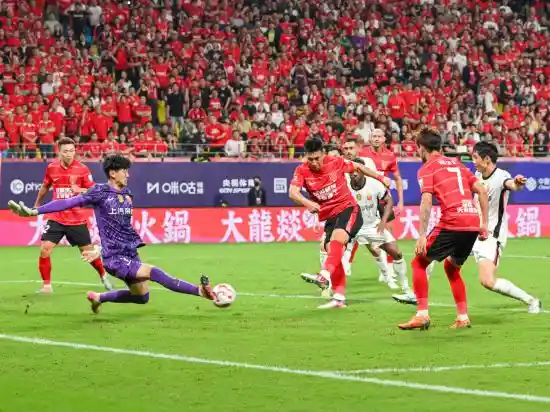 成都蓉城逆袭登顶，中超战火重燃
