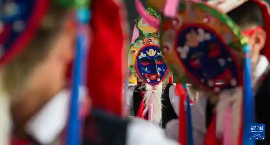 《雪域童声唱响新藏戏:少年力量激活古老艺术》