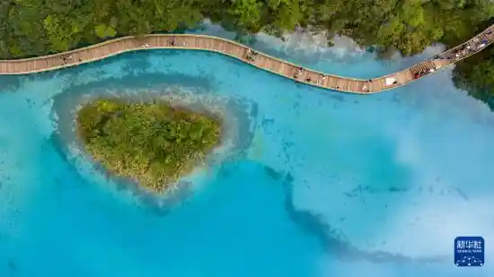 探秘丽江蓝月谷：仙境湖光背后的文旅新传奇