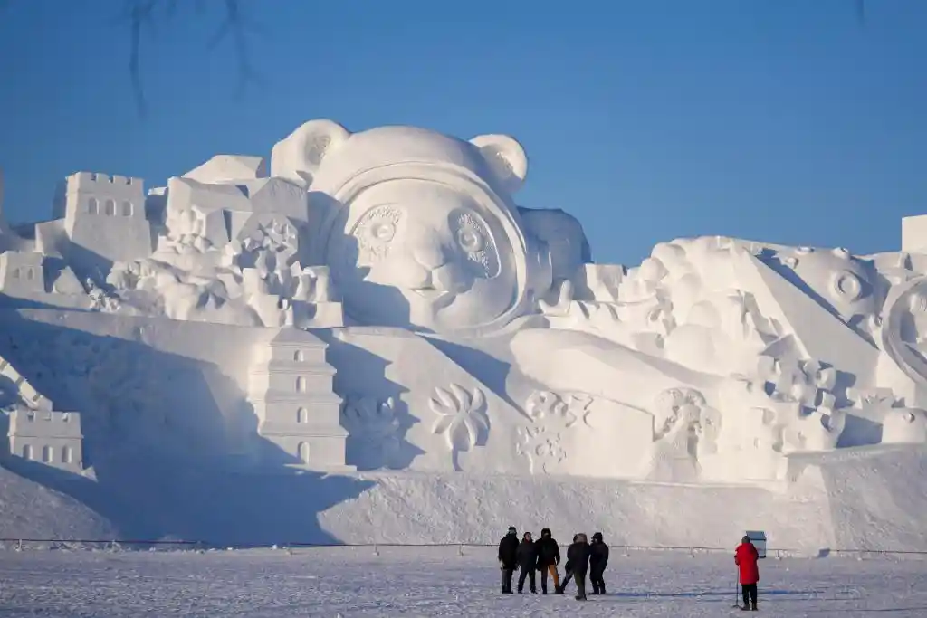 雪博会奇幻之旅：哈尔滨开启冰雪童话新篇
