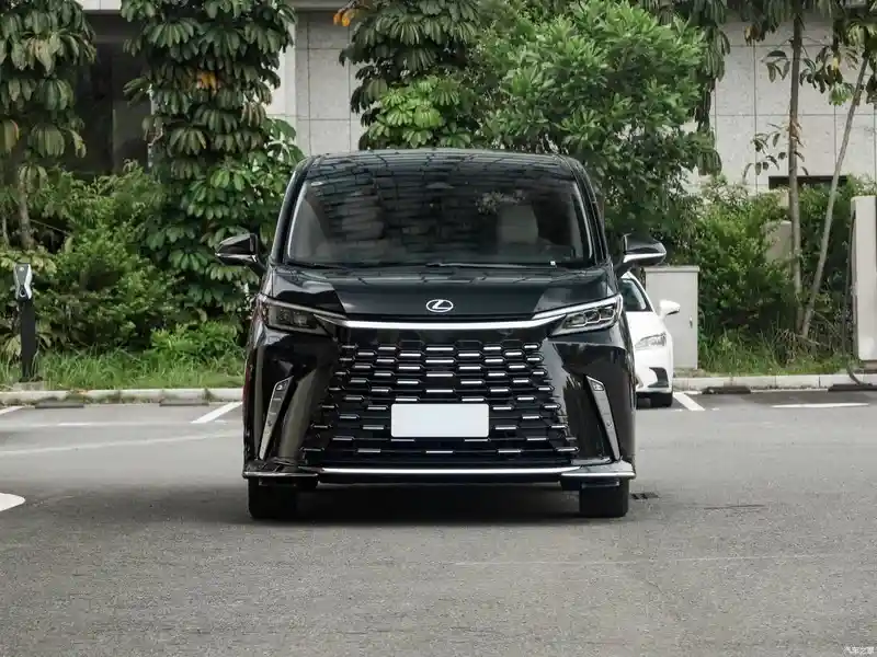 雷克萨斯LM震撼上市，119.9万起开启豪华出行新纪元