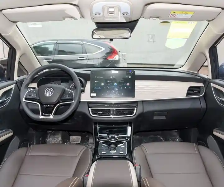 福州金山盛世新景比亚迪店引爆购车潮!宋MAX DM-i行政版限时直降10000元,2022款105KM超长纯电续航抢鲜上市